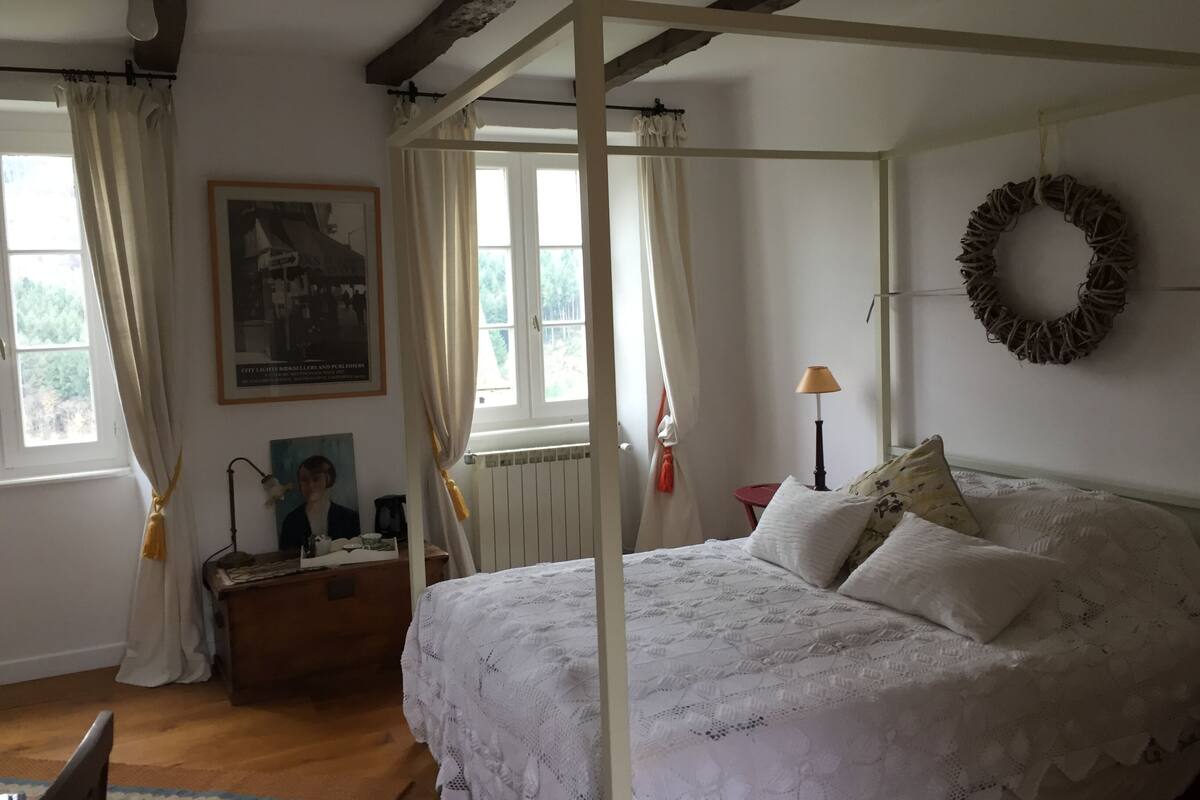 Quarto casal superior, 1 quarto, para não fumantes, vista para o vale | Individualmente decorados, individualmente mobiliados, cortinas blackout