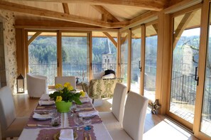 Café da manhã com pratos da culinária local grátis todos os dias
