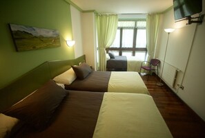 Habitación triple | Escritorio, cortinas opacas, wifi gratis y ropa de cama