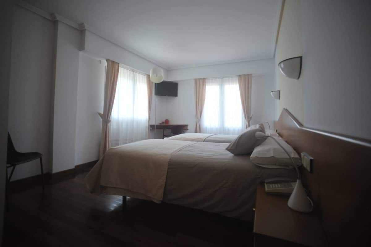Escritorio, cortinas blackout, wifi gratis y ropa de cama