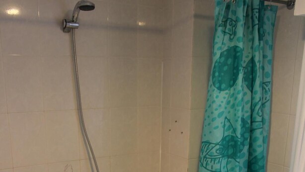 Une salle de bain avec une baignoire, un lavabo et des toilettes.