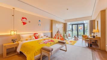 Phòng dành cho gia đình, 1 giường cỡ king, ban công (Discovery Family Room) | 1 phòng ngủ, chăn bông, két bảo mật tại phòng, bàn