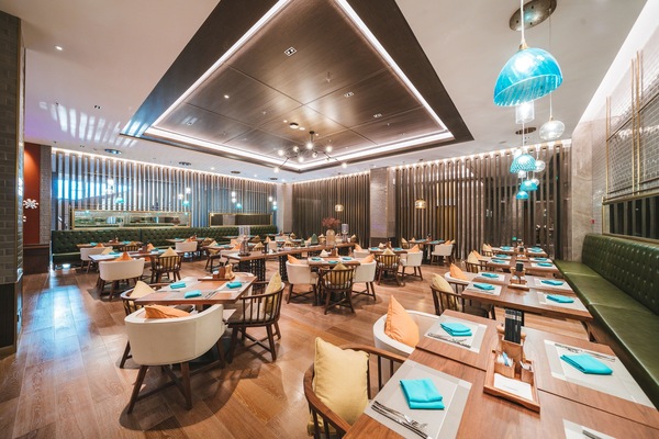 2 restaurants; breakfast, lunch, dinner, and brunch served