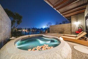 大使套房, 1 张特大床 | 1 多间卧室、羽绒被、客房内保险箱、办公桌