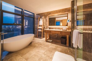 Suite – deluxe, 1 kingsize-seng (Deluxe Suite) | Bad | Separat badekar og dusj, toalettartikler (inkludert) og hårføner