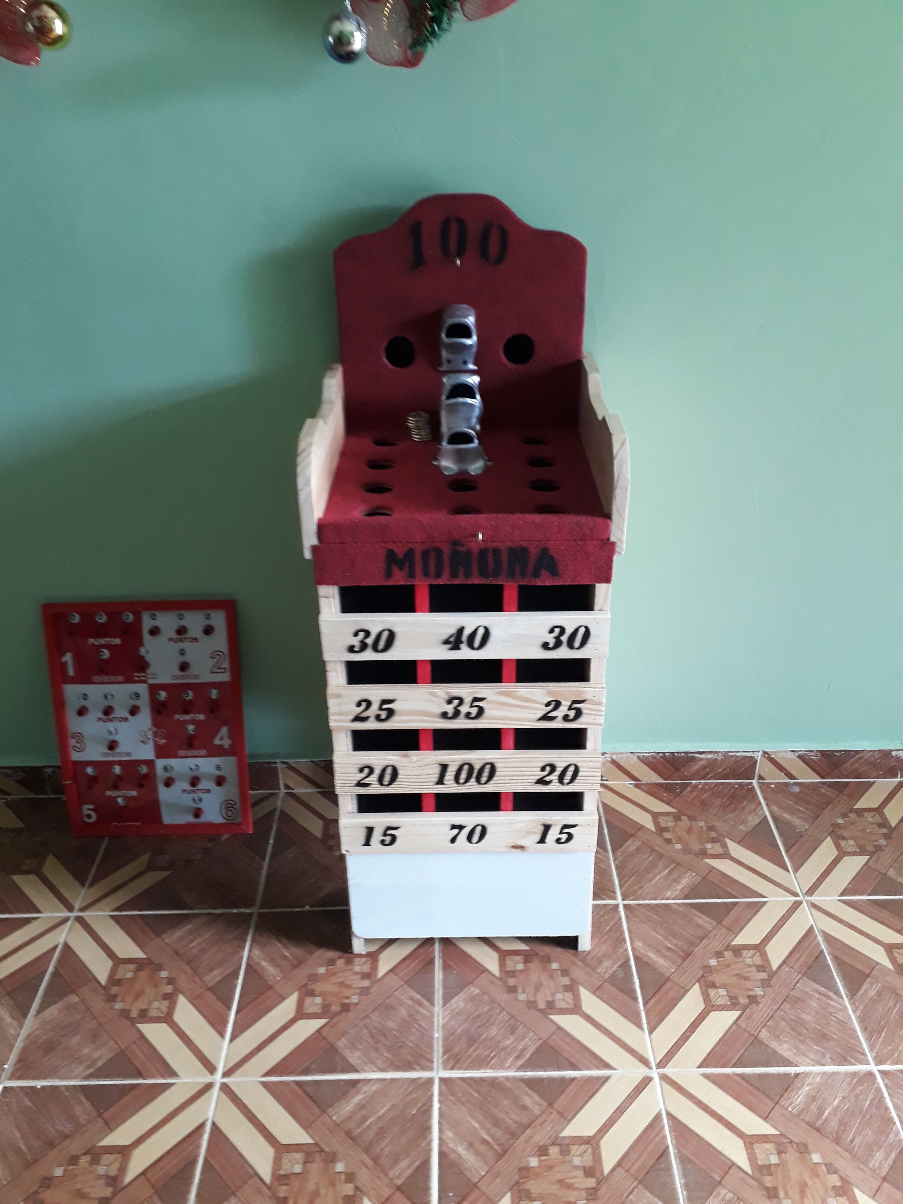 Un tablero de dardos de madera con secciones numeradas y una parte superior roja.