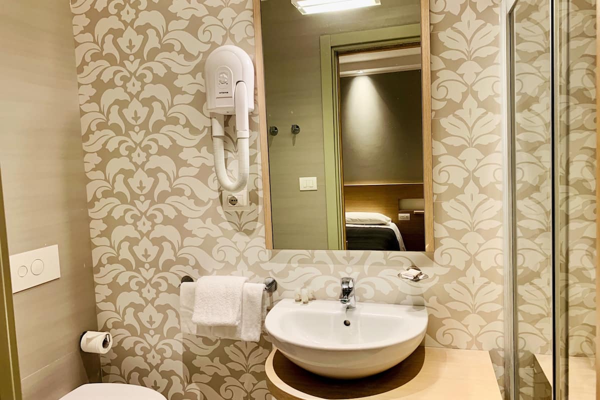 triple room, balcony | bathroom | shower, hair dryer, bidet, towels