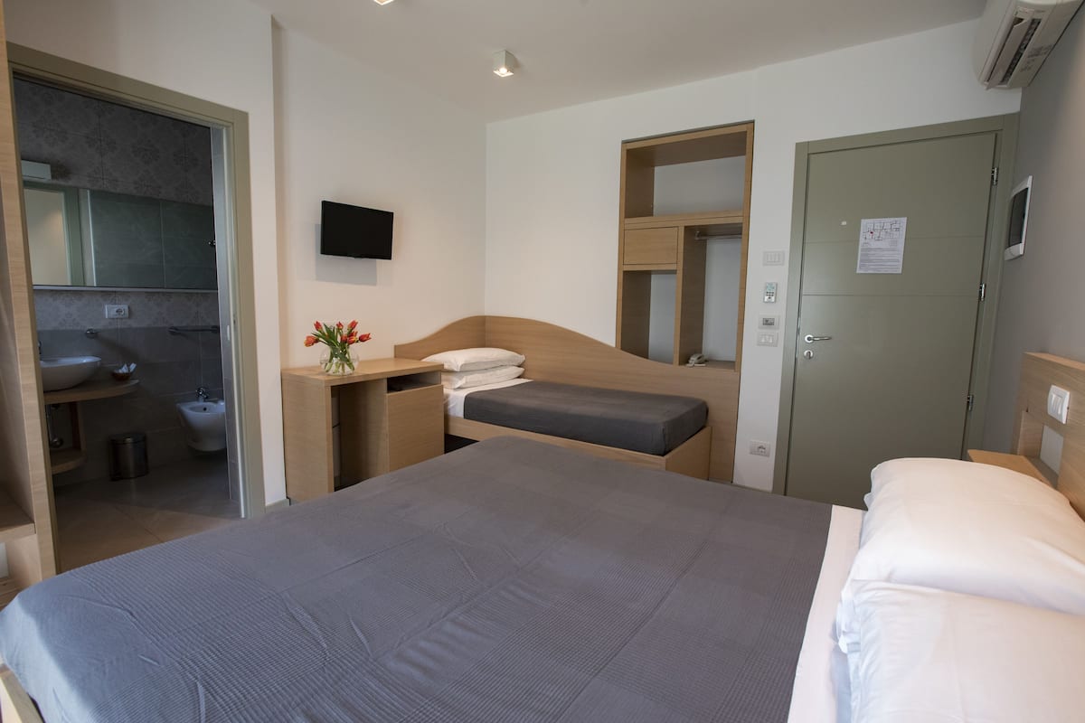 Triple Room, Balcony | Peralatan tempat tidur premium, gebar bulu kapas, peti besi dalam bilik