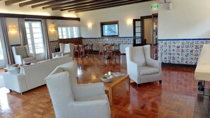 Living area - HI Alfeizerão - Pousada de Juventude - Hostel (Alcobaça)