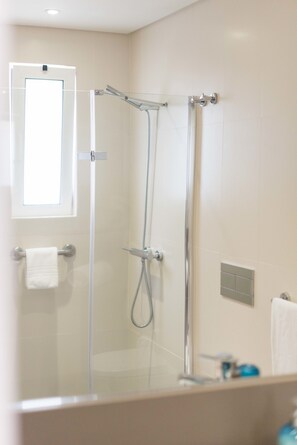 Bathroom shower - Apartamentos Santa Maria (Funchal)