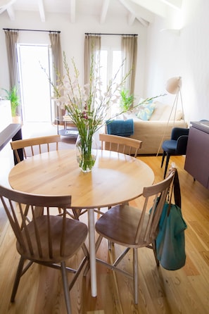 Deluxe Apartment, 1 Bedroom, Terrace, City View | In-room dining - Apartamentos Santa Maria (Funchal)