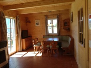 Family Cottage, 3 Bedrooms | In-room dining