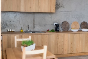 Appartement Design, 1 chambre, cuisine, côté jardin | Cuisine privée | Réfrigérateur, micro-ondes, plaque de cuisson, machine à expresso
