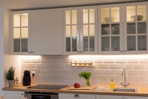 Apartamento família, 1 quarto, no jardim | Cozinha privada | Geladeira, micro-ondas, cooktop, máquina de café expresso