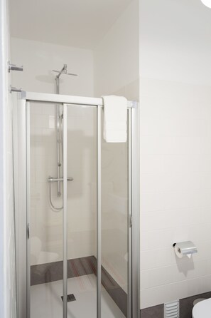 Premium appartement, 1 slaapkamer, balkon | Badkamer met douche
