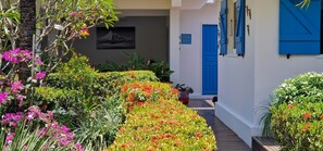 สมาร์ททีวี 43 นิ้ว พร้อมช่องดาวเทียม, Netflix, บริการสตรีมมิ่ง