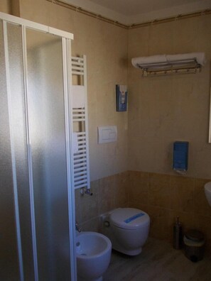 Quadruple Room | Bathroom | Shower, free toiletries, hair dryer, bidet