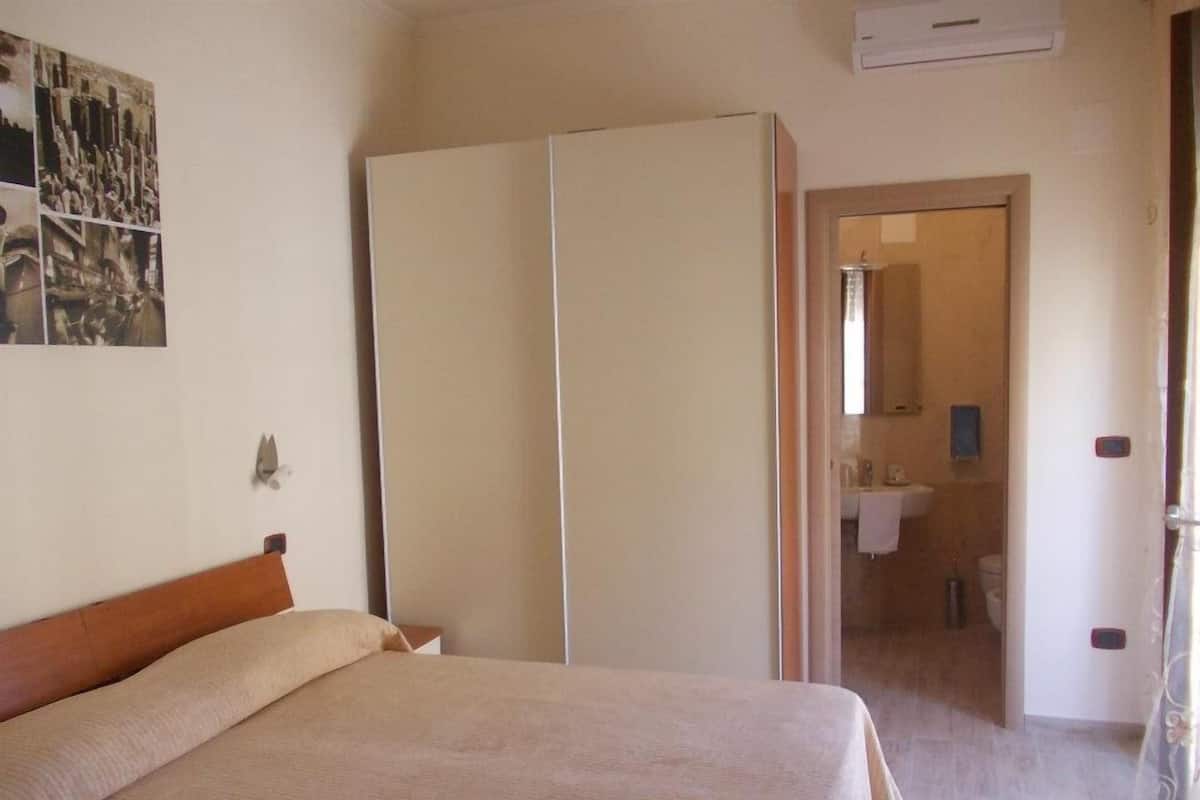 Habitación cuádruple | Espacio para trabajar con un portátil, wifi gratis, ropa de cama