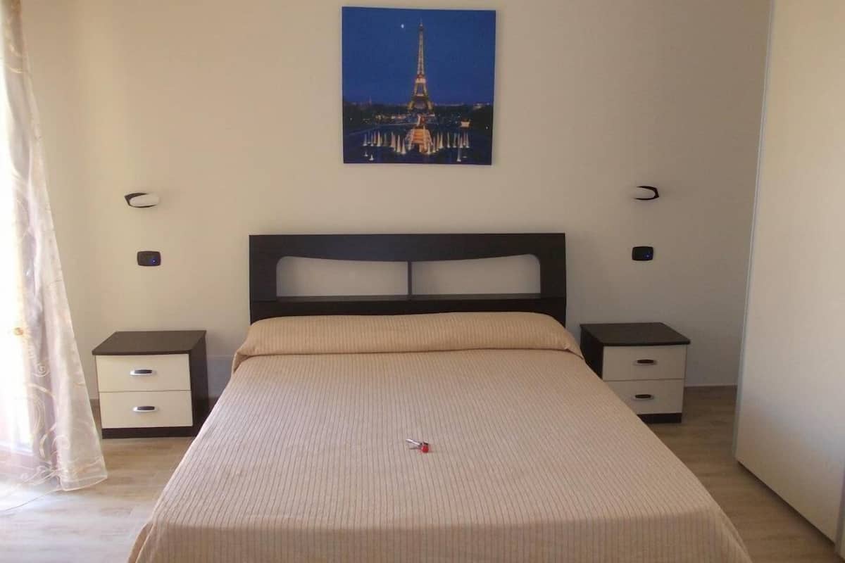 Habitación doble, balcón | Espacio para trabajar con un portátil, wifi gratis, ropa de cama