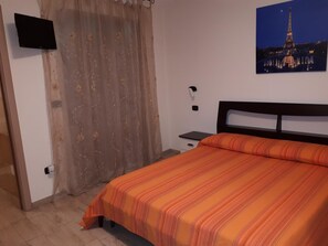 Laptop workspace, free WiFi, bed sheets