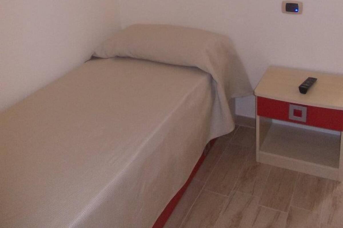 Habitación individual, balcón | Espacio para trabajar con un portátil, wifi gratis, ropa de cama