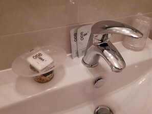 Shower, free toiletries, hair dryer, bidet