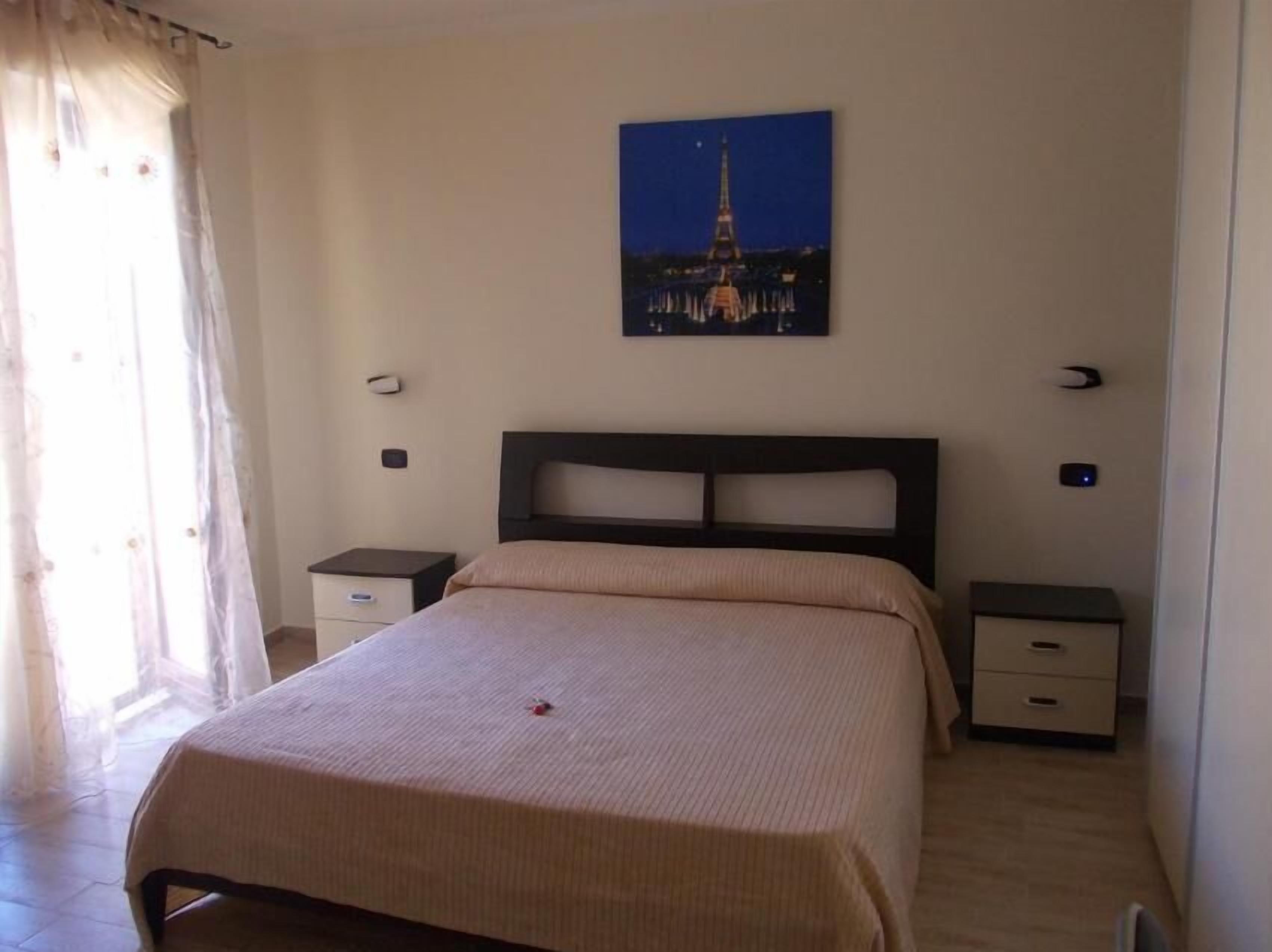 Laptopgeeigneter Arbeitsplatz, kostenloses WLAN, Bettwäsche