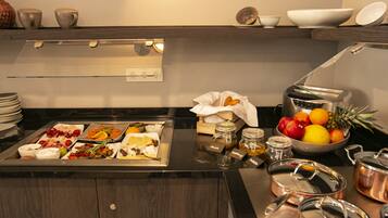 Colazione a buffet, servita tutte le mattine (11.40 EUR a persona)