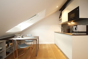 Apartment, 1 King Bed with Sofa bed, Non Smoking, Park View | Private kitchen