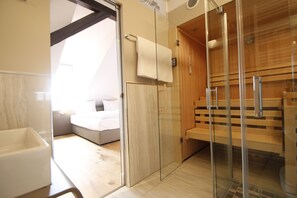 Apartment, 1 King Bed with Sofa bed, Non Smoking, Park View | Bathroom