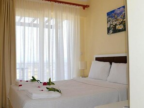 Appartement, 2 chambres, vue lac | 2 chambres, bureau, fer et planche à repasser, draps fournis