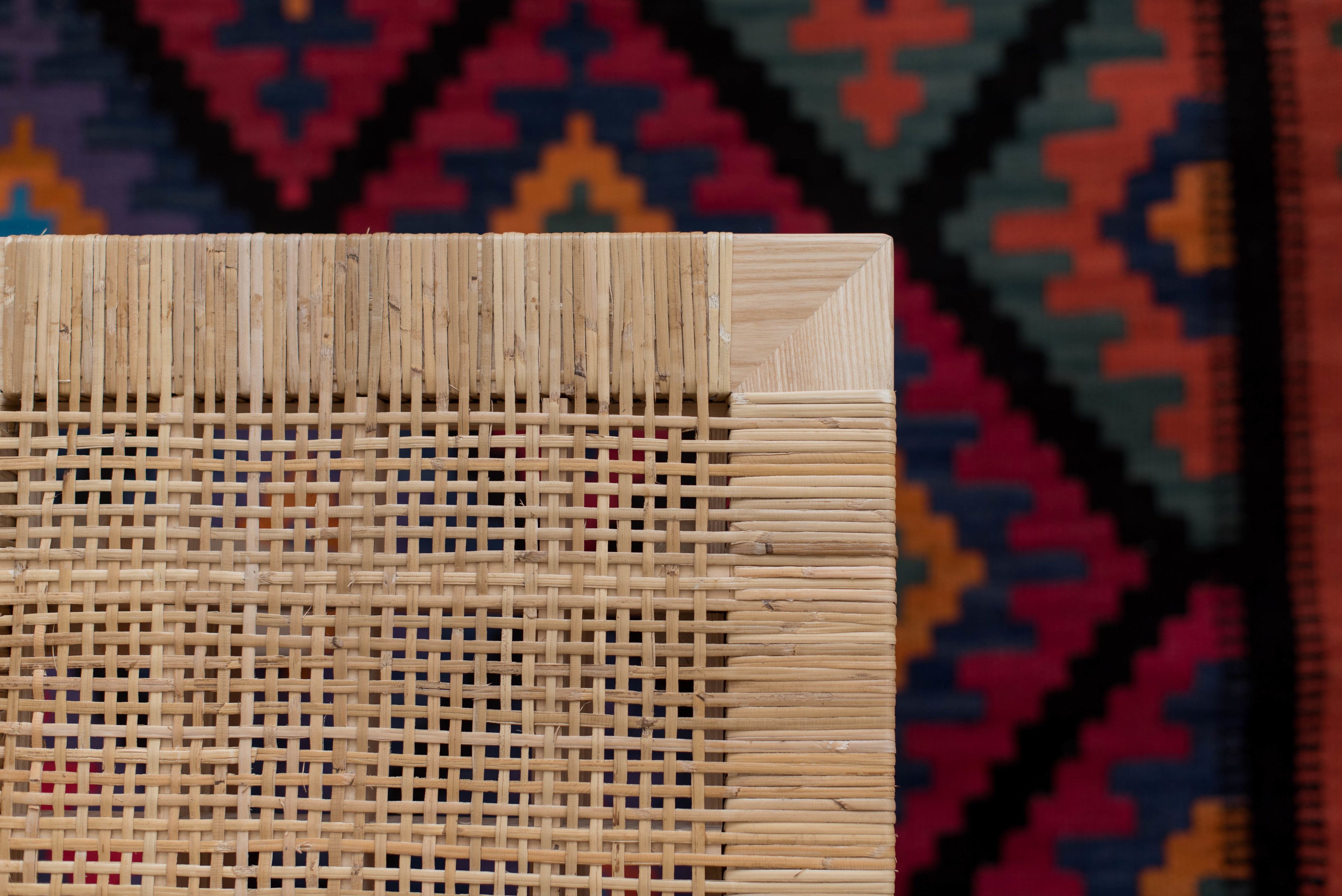 Ein gewebter Korb mit einem geometrischen Muster.