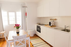 Superior appartement, 1 slaapkamer, uitzicht op de stad (#PA4) | Privékeuken | Een koelkast, een microgolfoven, een oven, een kookplaat
