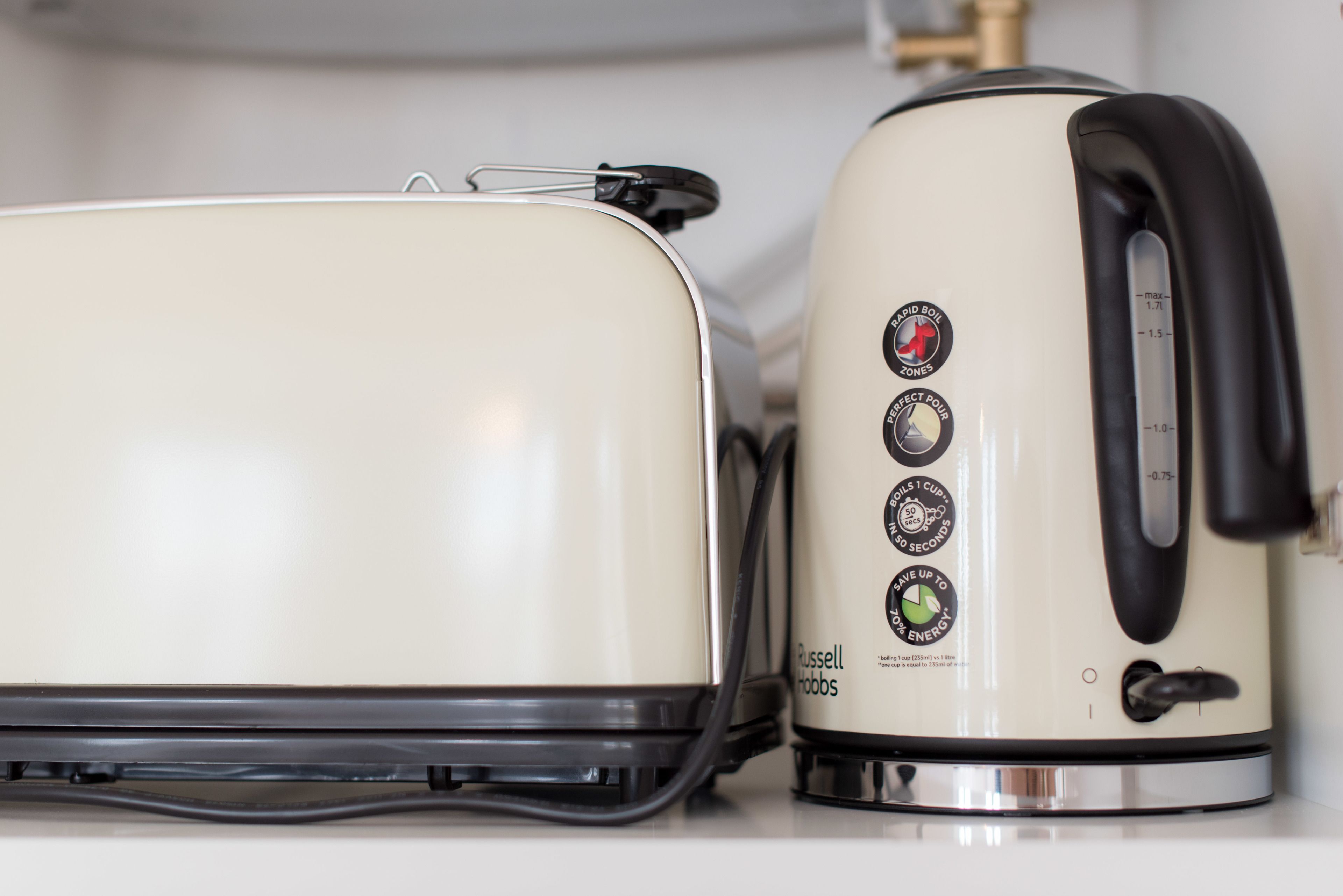 Eine Küche mit einem weißen Toaster und einem Wasserkocher.