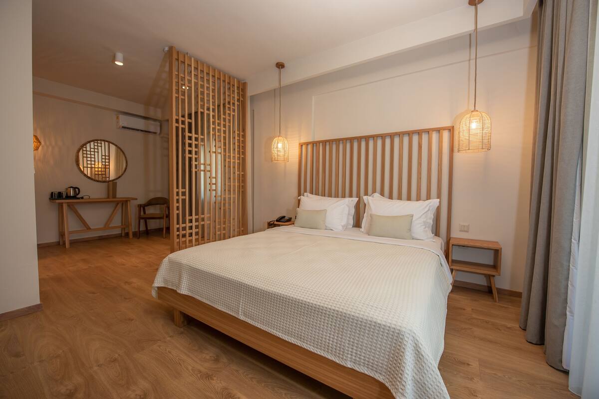 Suite – junior | Minibar, strykejern/-brett, wi-fi (inkludert) og individuelt innredet