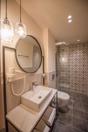 Standaard tweepersoonskamer | Badkamer | Een douche, gratis toiletartikelen, een haardroger, pantoffels