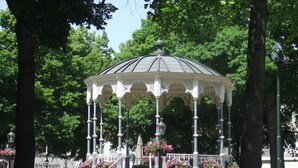 A gazebo with a dome roof, surrounded by trees and featuring a staircase leading up to it. - B&b De Hofnar Roermond (Roermond)