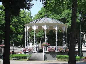 A gazebo with a dome roof, surrounded by trees and featuring a staircase leading up to it. - B&b De Hofnar Roermond (Roermond)
