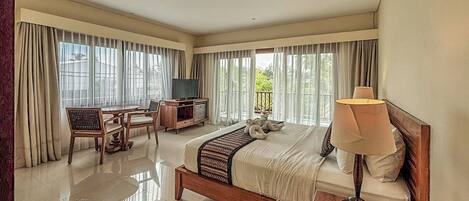 Caja de seguridad en la habitación y escritorio