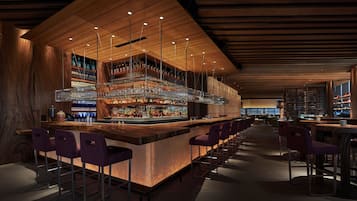 2 bars/lounges, lobby lounge