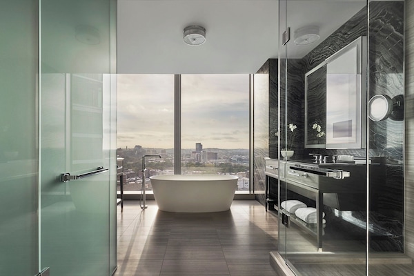 Suite (Charles) | Deep soaking bathtub
