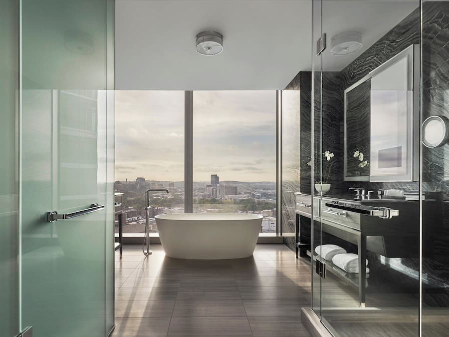 Deep-soaking bathtub