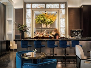 3 restaurants; breakfast and dinner served - Four Seasons Hotel One Dalton Street, Boston (Boston)
