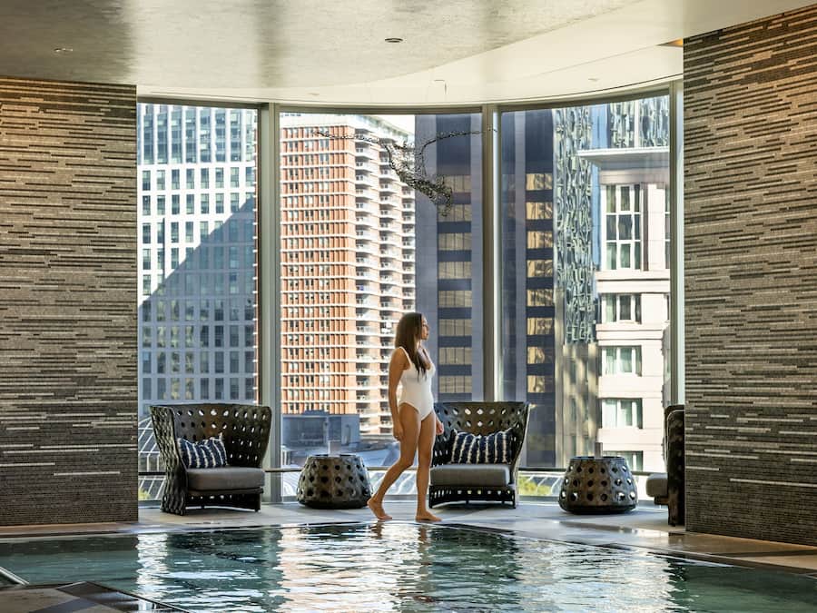 Piscine couverte, accÚs possible de 06 h 00 à 21 h 00, chaises longues