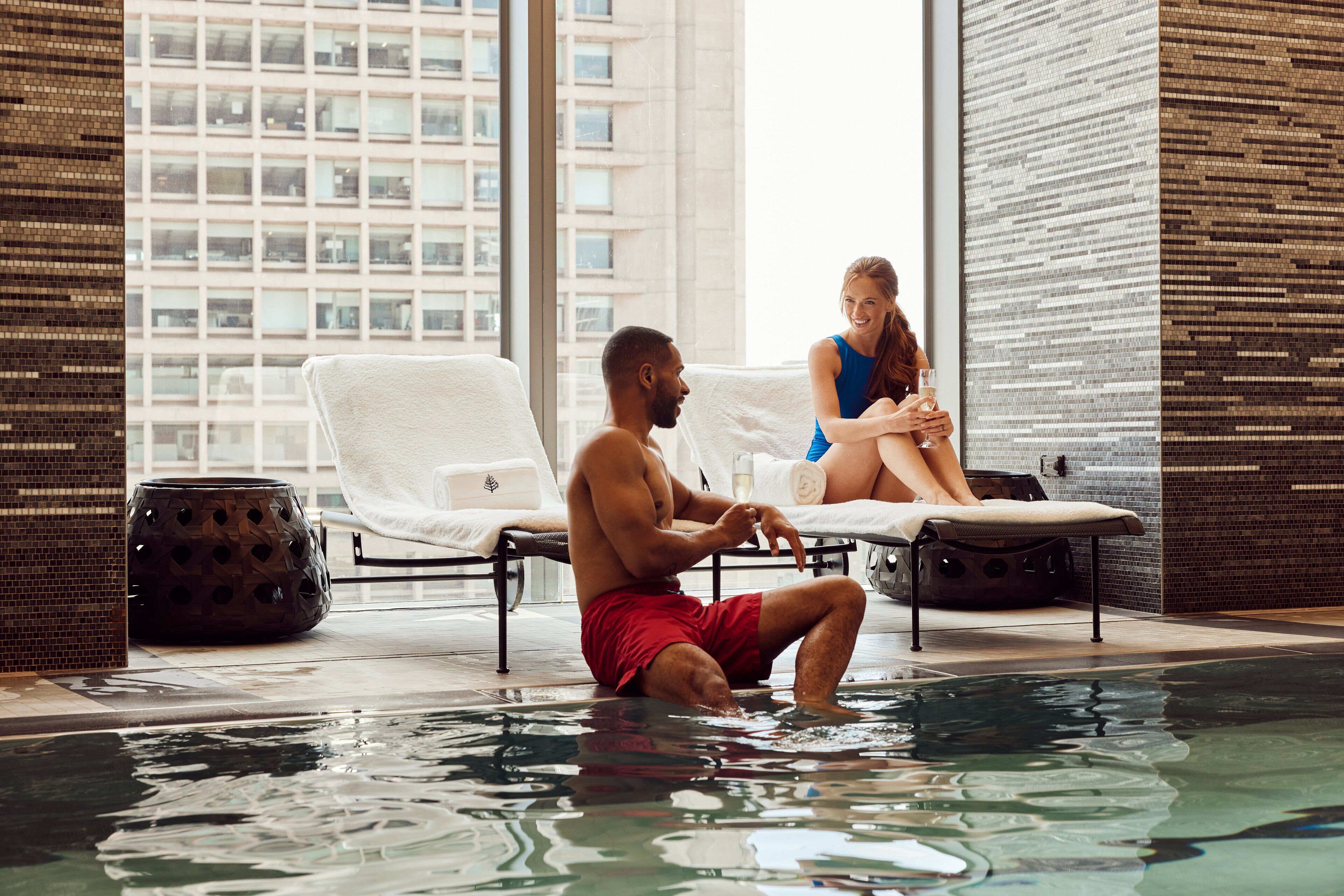 Alberca techada, acceso de 06:00 a 21:00, y camastros 