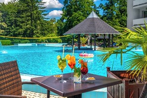 3 Innenpools, Außenpool, Sonnenschirme, Liegestühle