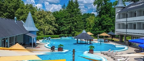 3 piscines couvertes, piscine extérieure, parasols de plage