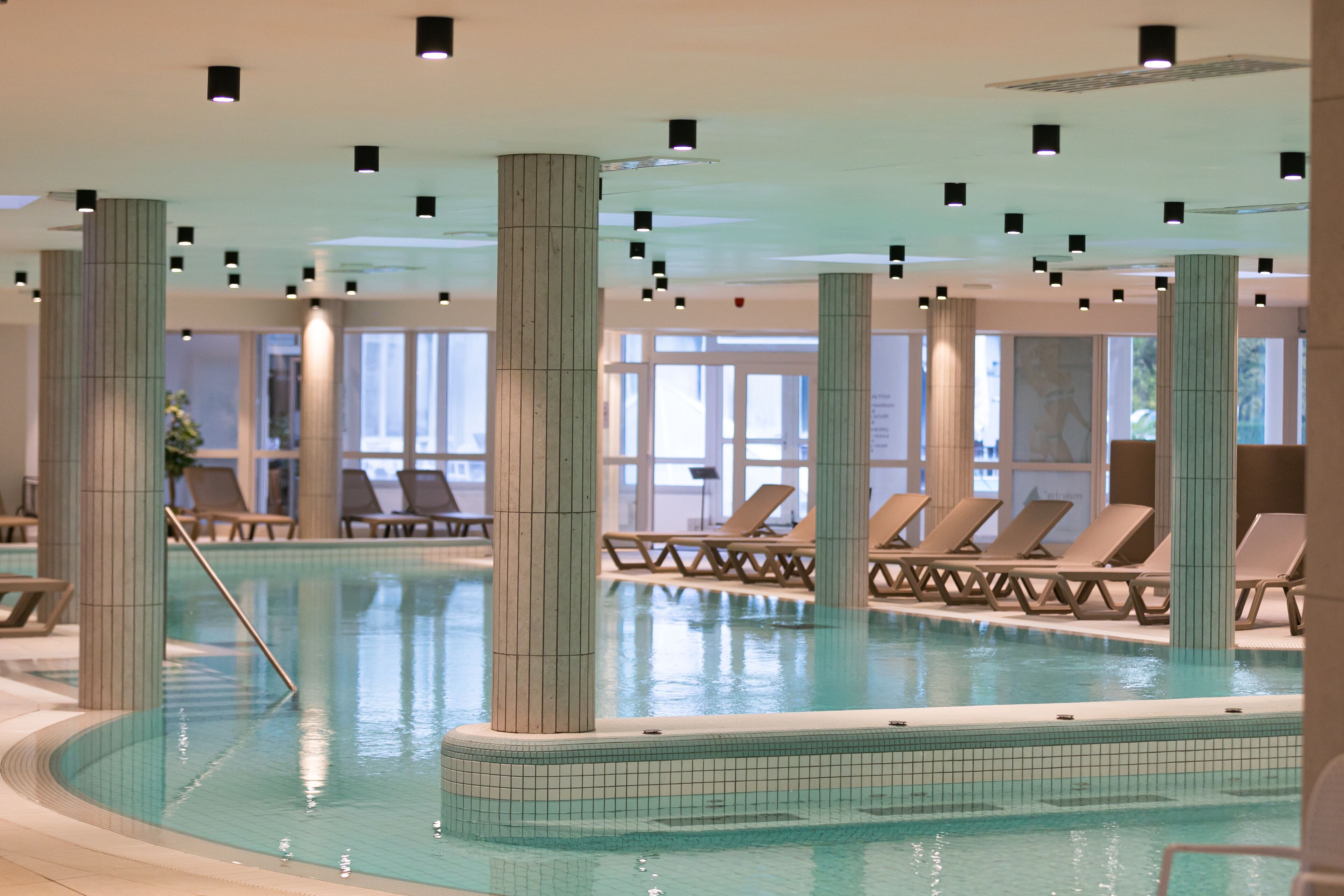 3 indoor pools, outdoor pool, open 8:00 am to 8:00 pm, pool umbrellas