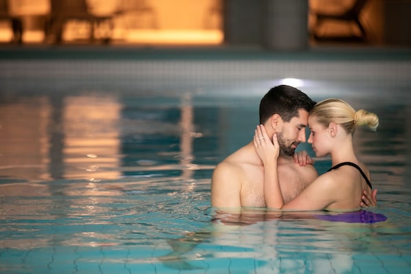 3 piscinas internas, piscina externa, guarda-sóis, espreguiçadeiras