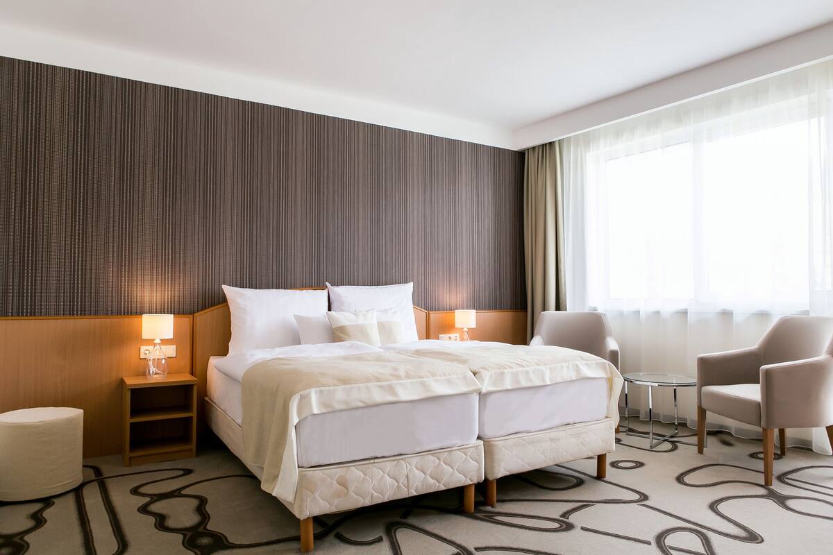Quarto casal standard, 1 cama de casal, para não fumantes | Frigobar, cofres nos quartos, escrivaninha, Wi-Fi de cortesia